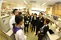 Mr. Jiang (2nd from right) visits the School of Biomedical Sciences